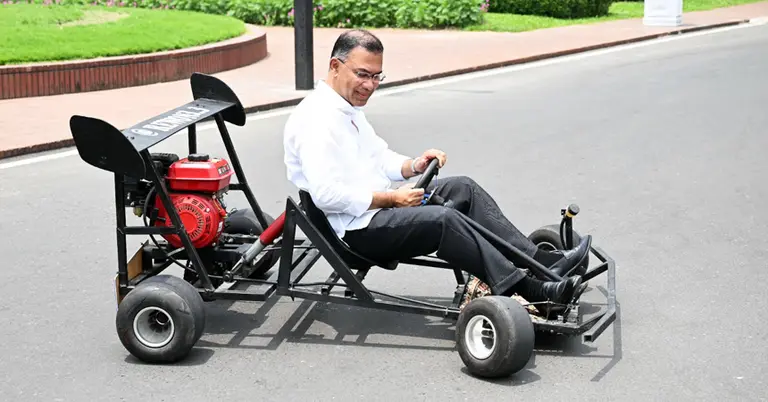 রেসিং কার চালানোর মুহূর্তে প্রধানমন্ত্রী